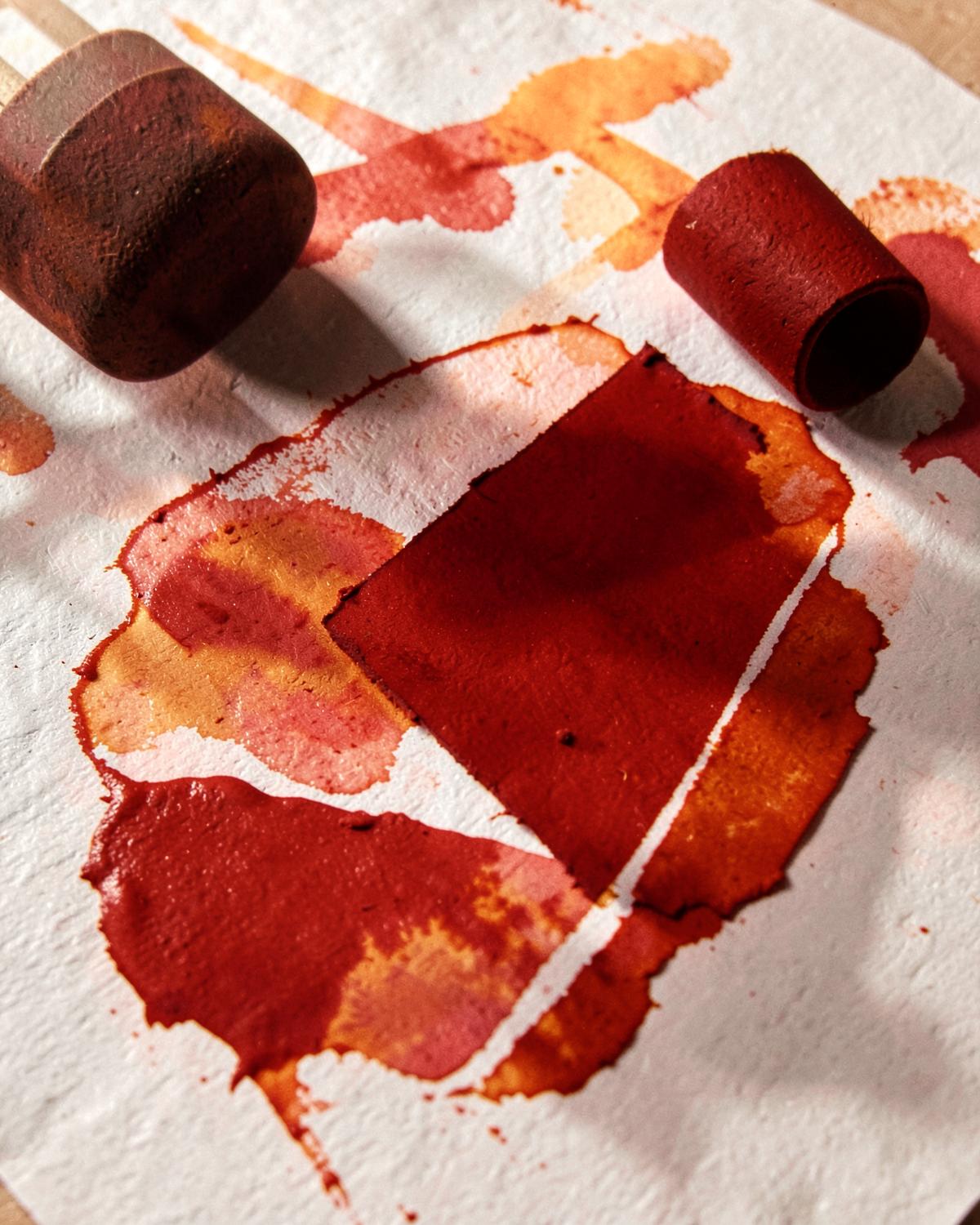 Muestras de tinta roja sobre papel de algodón